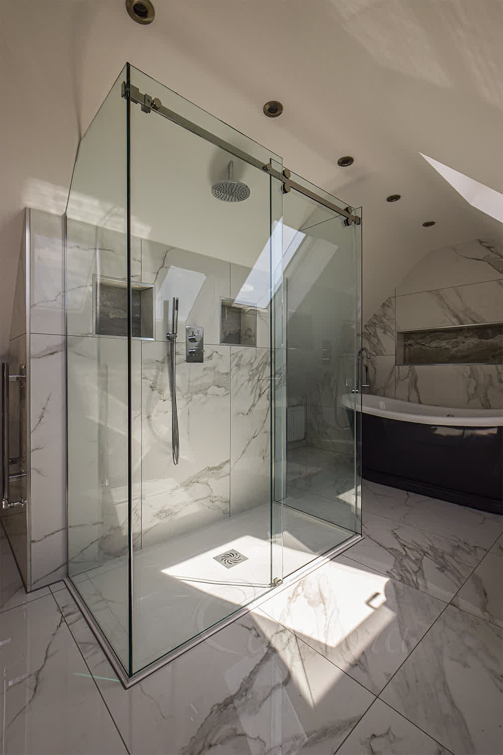 3-sided shower enclosure with sliding door closed seen from the left side
