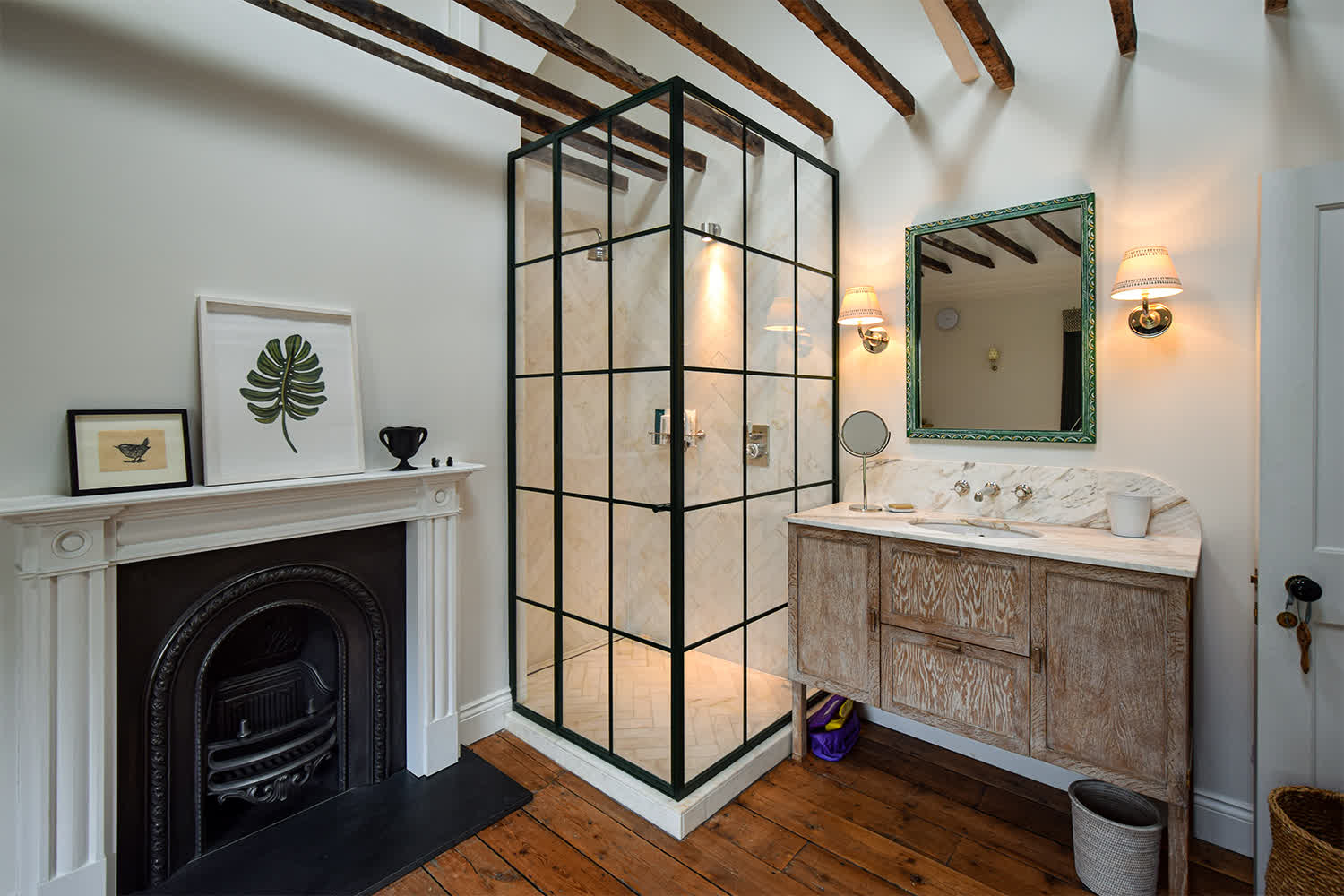 Shower cubicle with metal bars