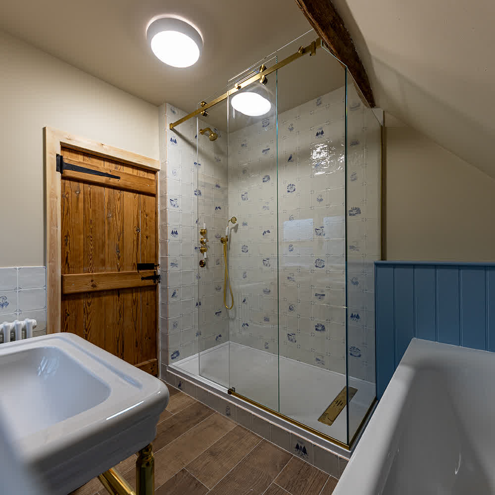 sliding enclosure on a 150mm high tray