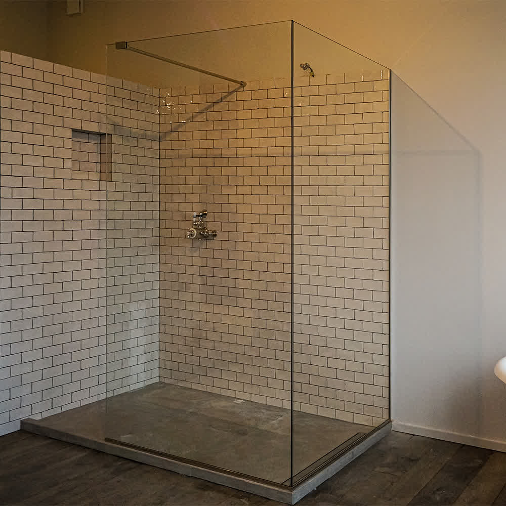 l-shape shower screen with a reinforcement bar and U-profiles