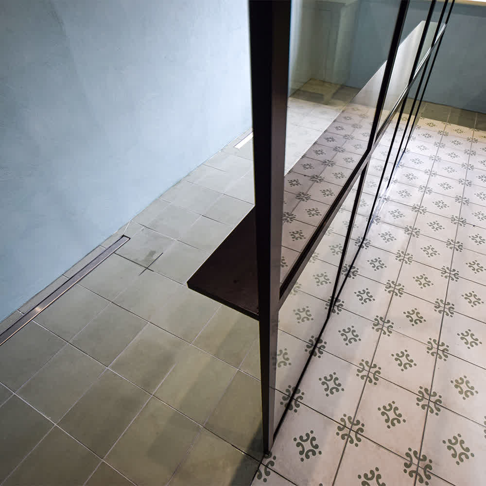 shower screen with rigid black frame to the ceiling